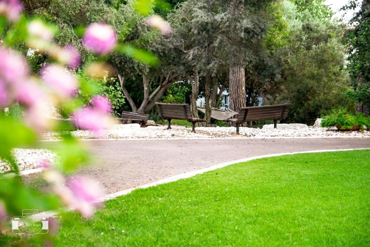 Eden Inn Zikhron Ya'akov Exterior foto